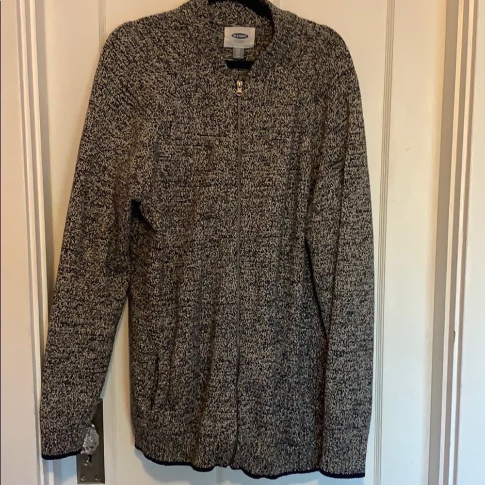 Men’s black and white zipper sweater